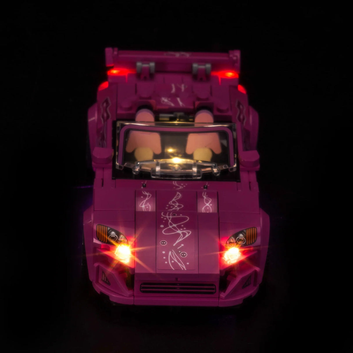 Pinkes Spielzeugauto mit leuchtenden Scheinwerfern und Rücklichtern