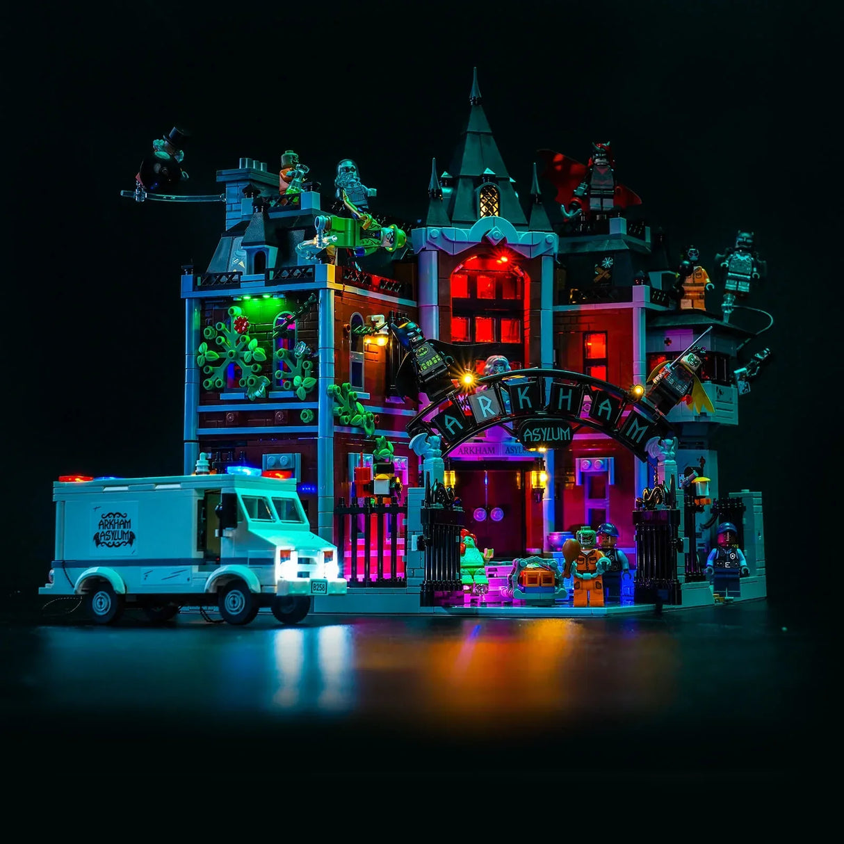 Beleuchtetes LEGO Arkham Asylum mit Minifiguren und einem Krankenwagen