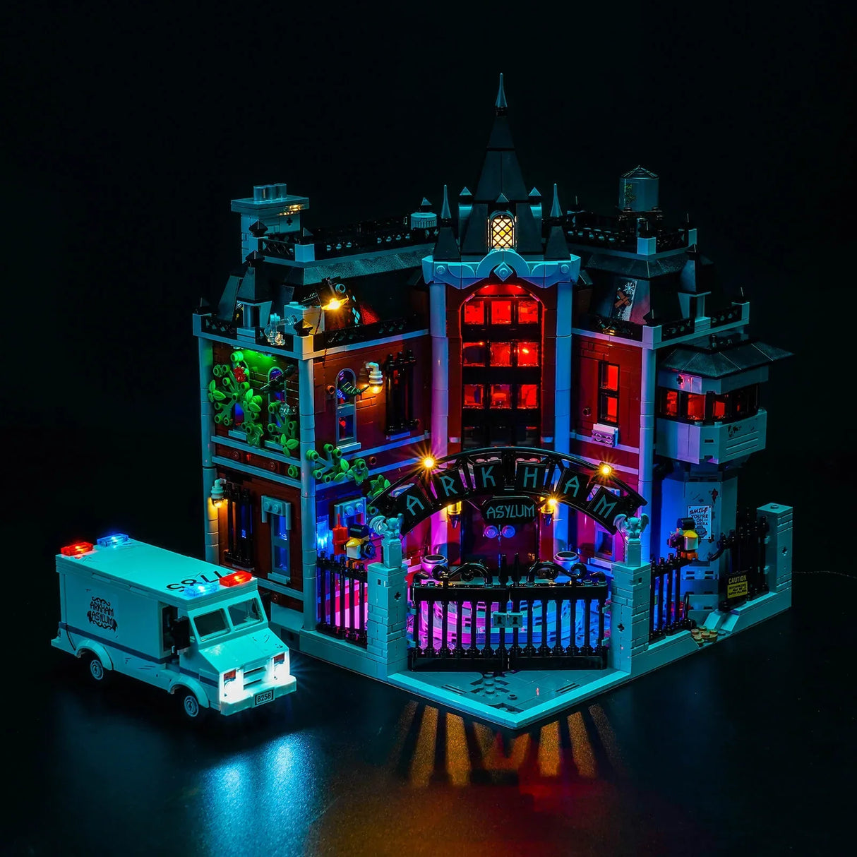 Beleuchtetes LEGO Arkham Asylum mit Krankenwagen