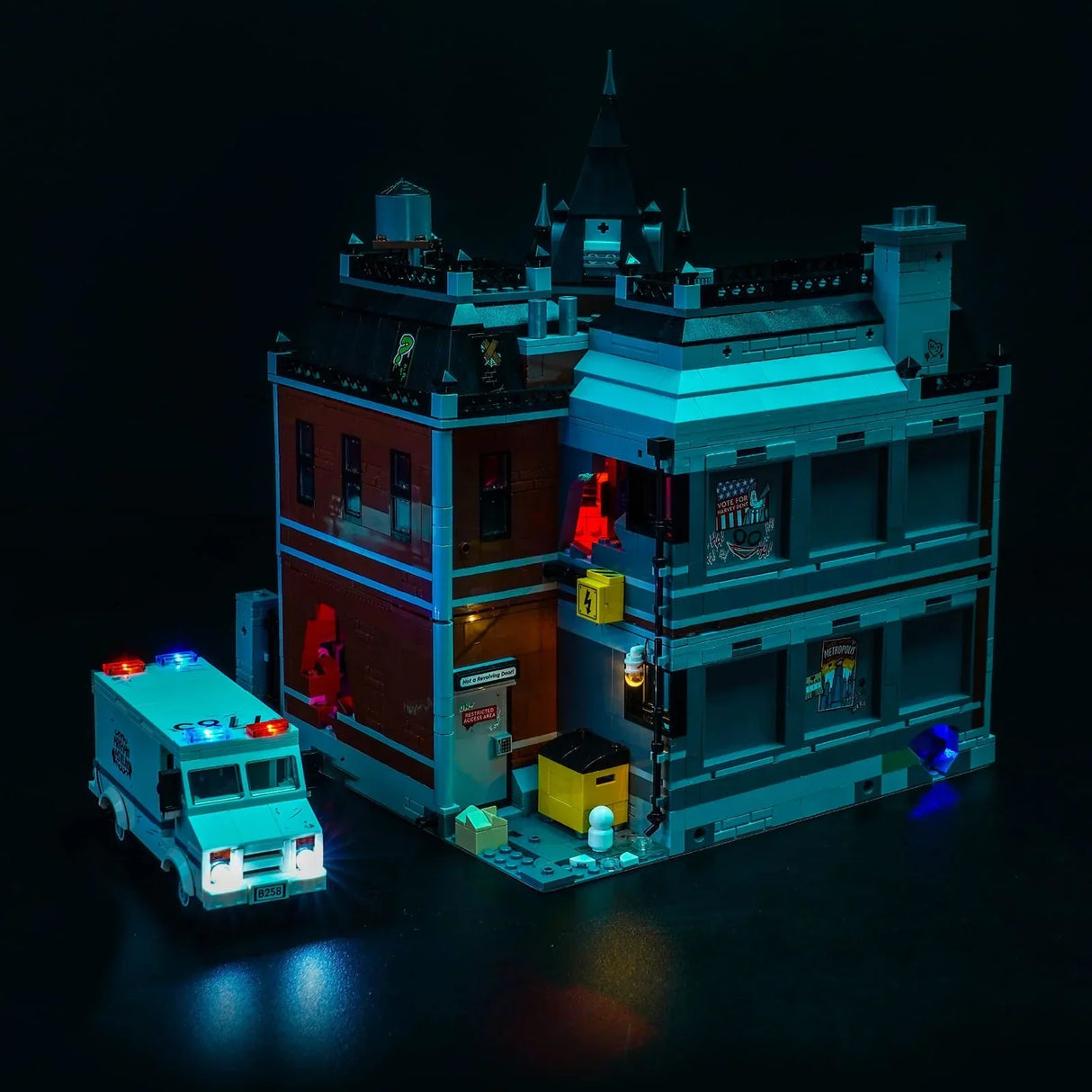 Lego-Gebäude mit Polizeiwagen und Lichtern in der Nacht