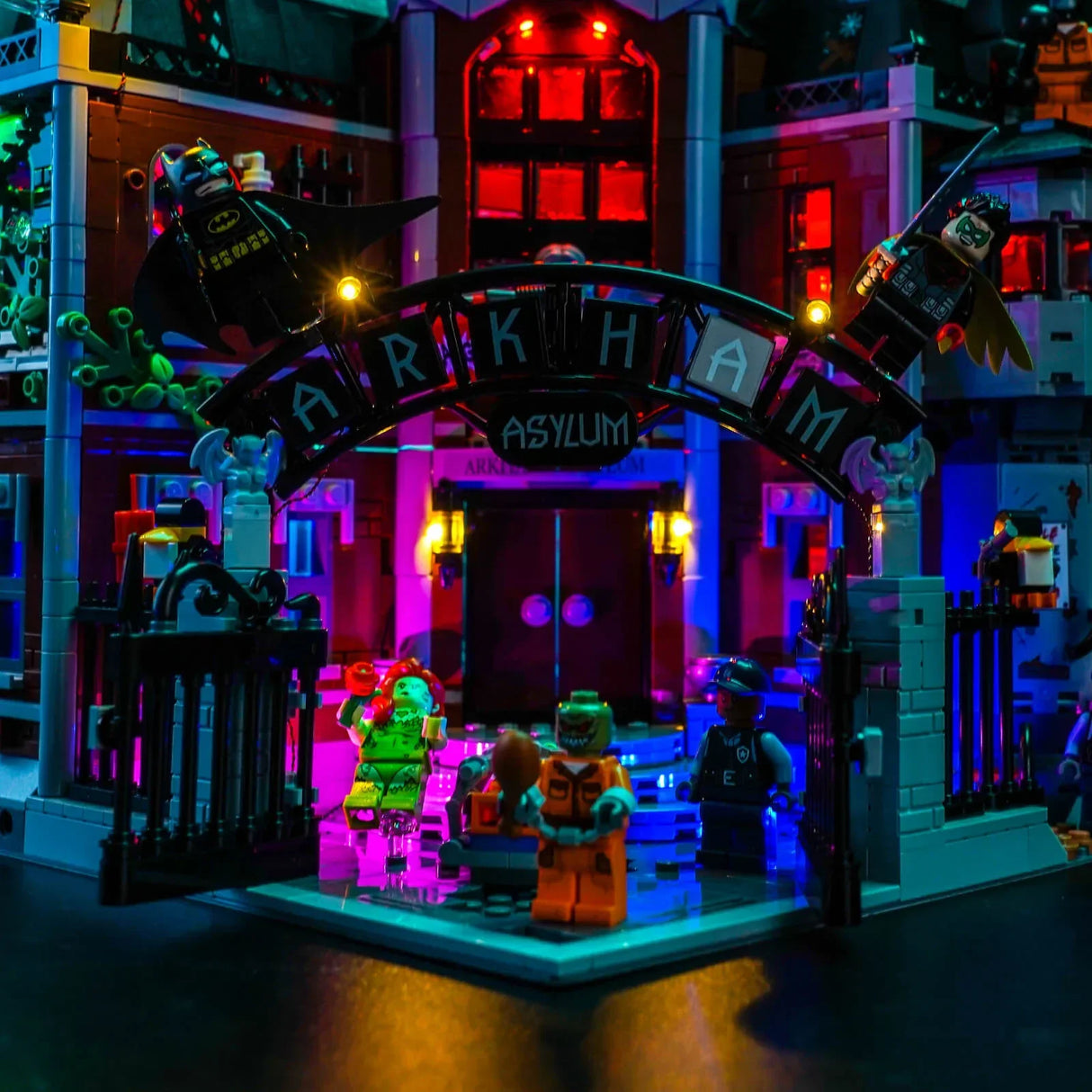Lego Arkham Asylum mit Batman, Robin, Poison Ivy, Killer Croc und einem Wärter