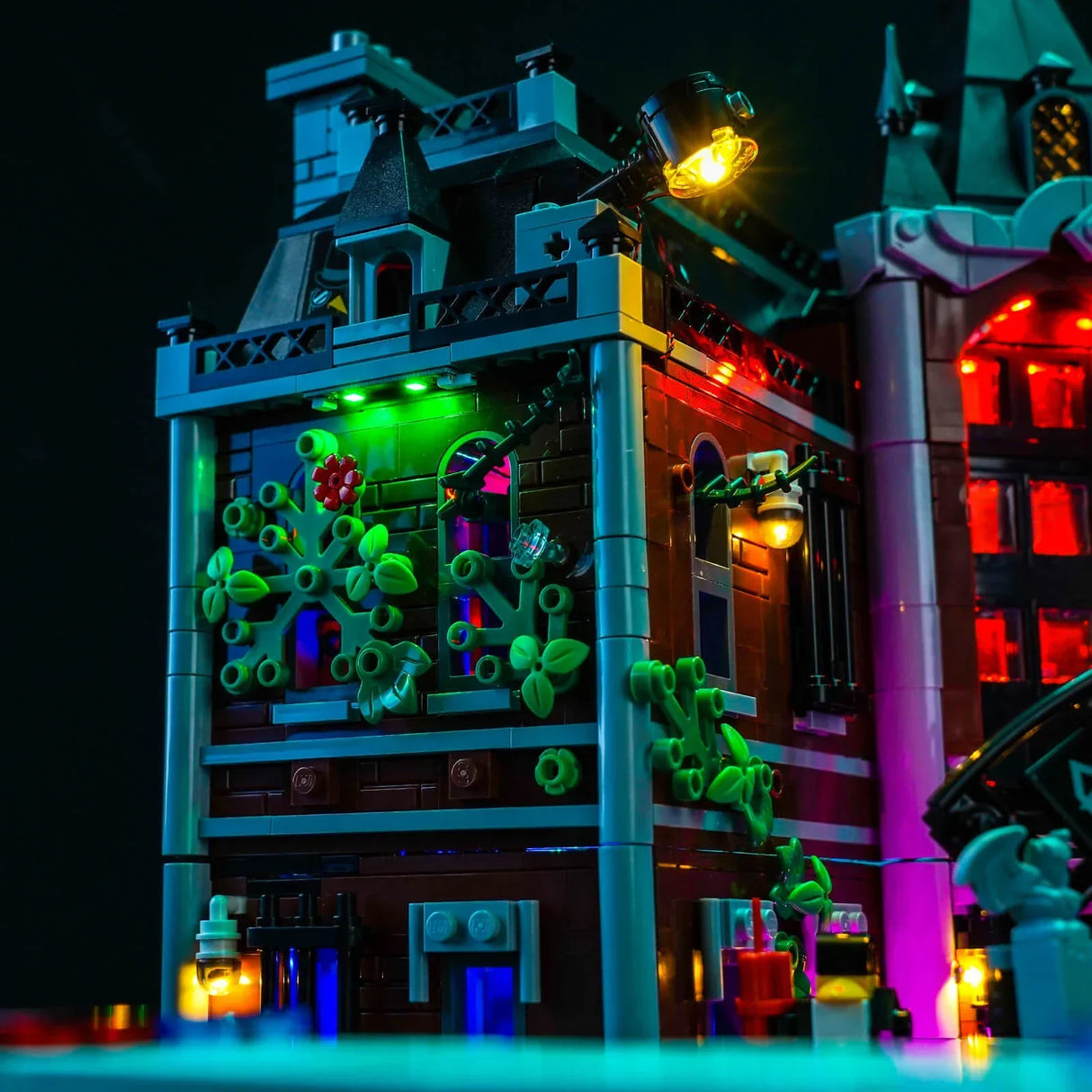 Beleuchtetes LEGO Haunted House mit bunten Lichtern und Pflanzen