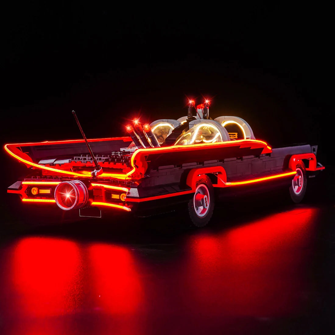 Beleuchtetes Lego Batmobil Modell vor schwarzem Hintergrund