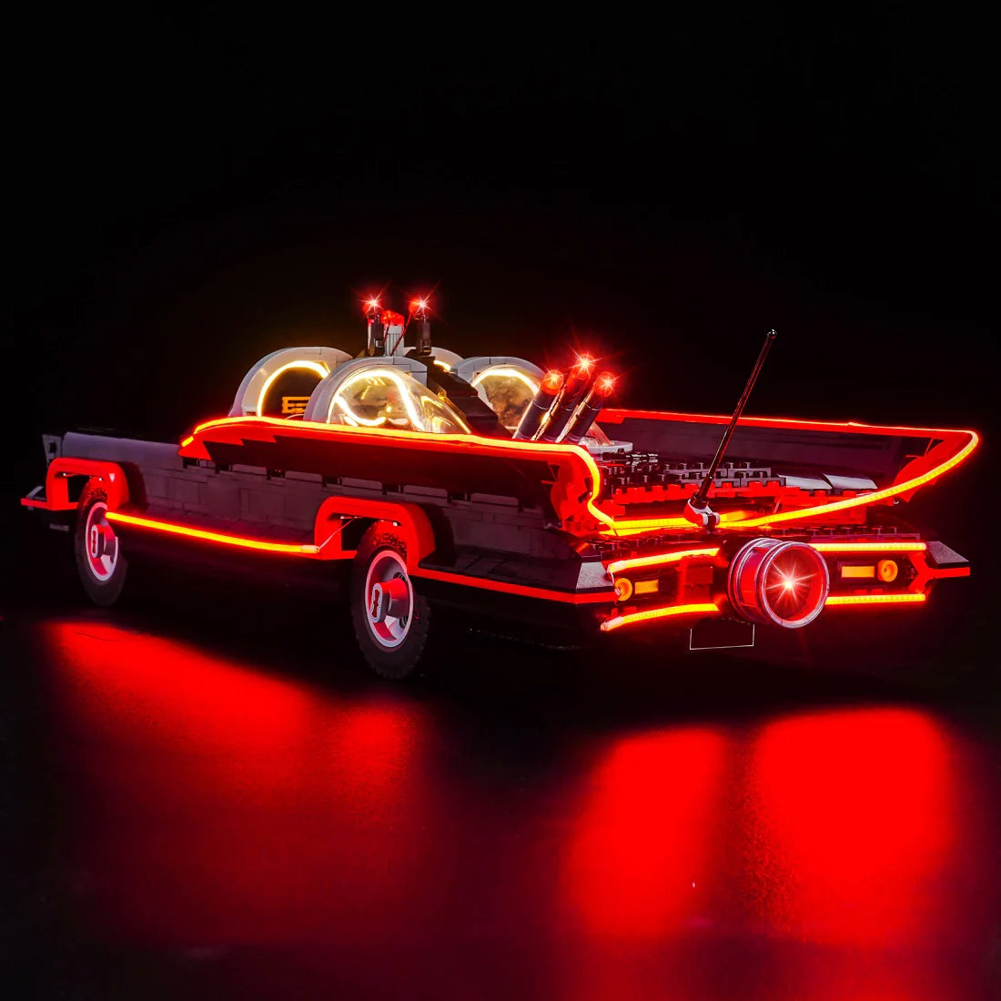 Modellauto mit roter LED Beleuchtung vor schwarzem Hintergrund