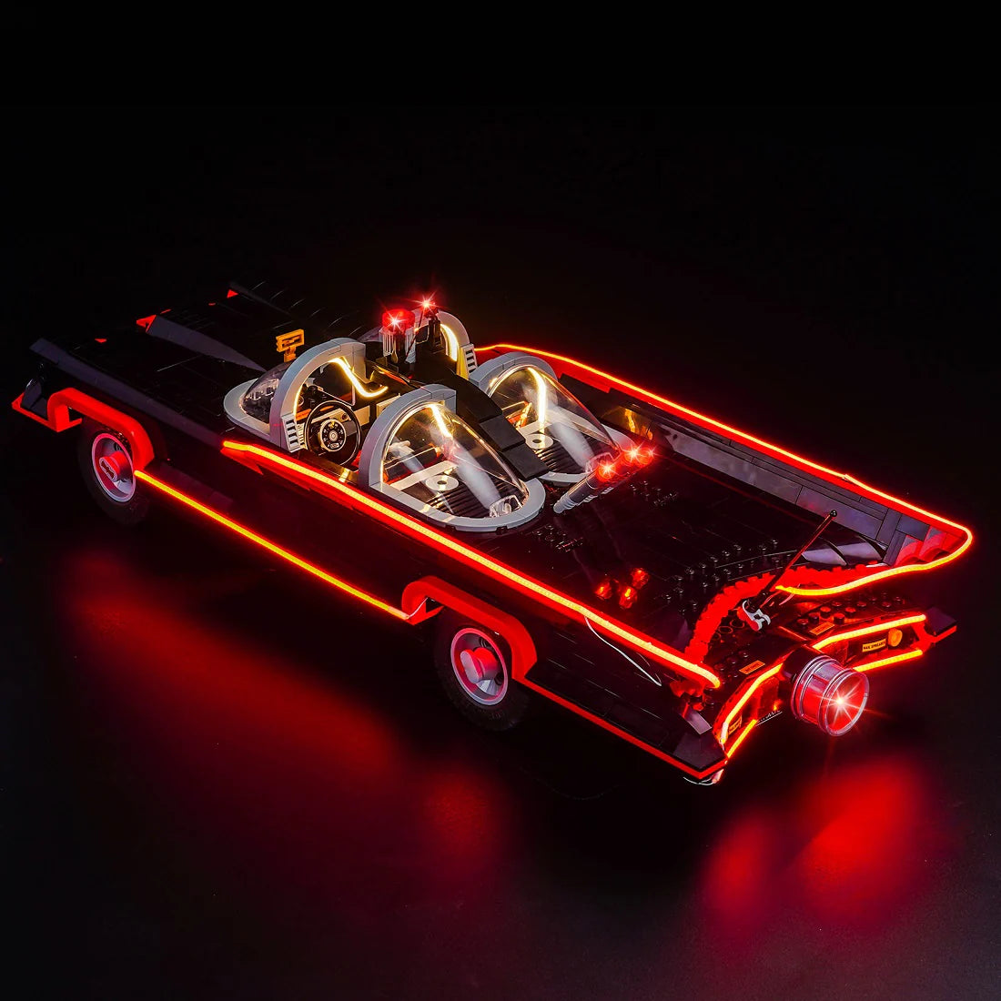 Beleuchtetes Batmobil Modell mit roten LED Streifen auf schwarzem Hintergrund