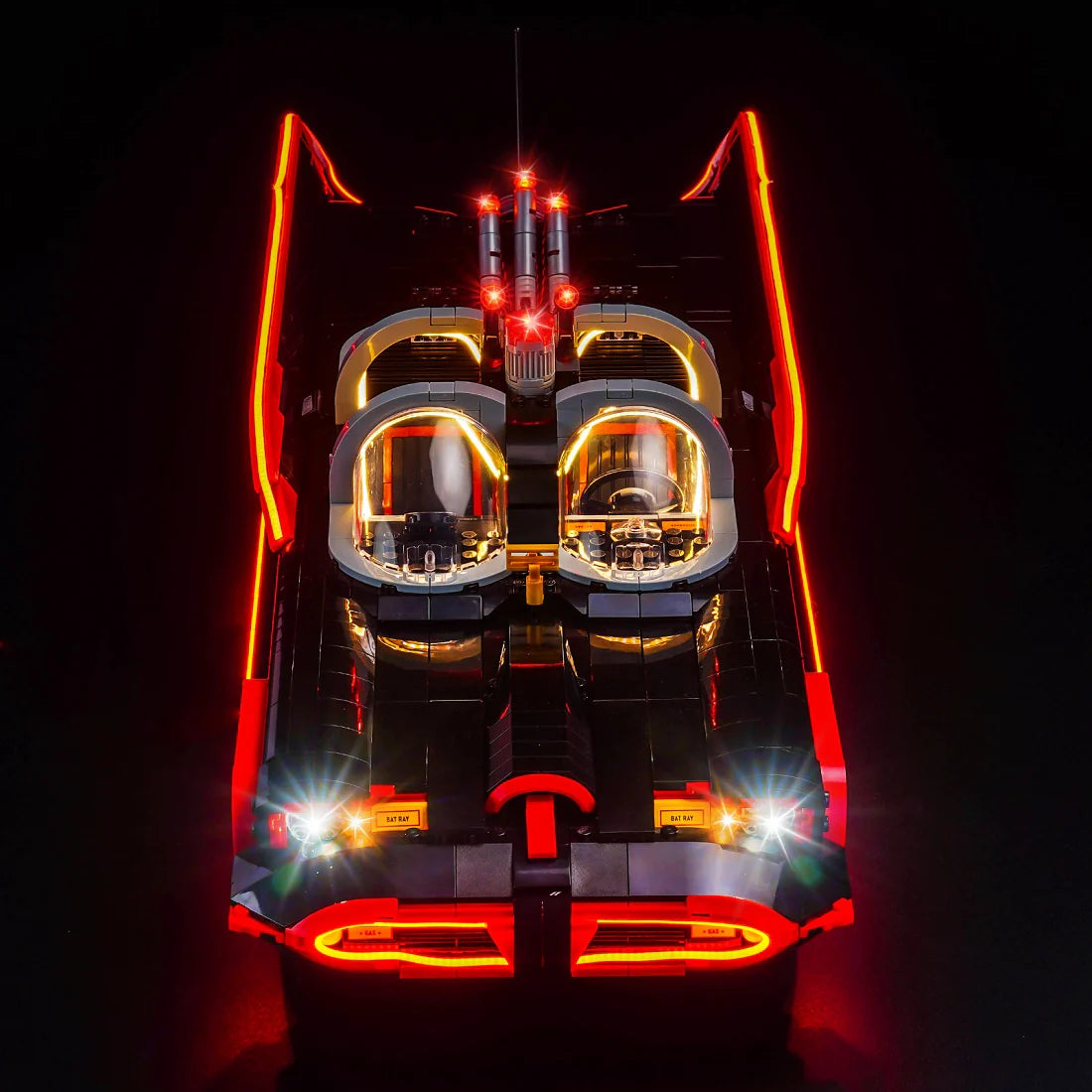 Beleuchtetes Batmobil Modell von vorne mit leuchtenden roten Konturen und Scheinwerfern