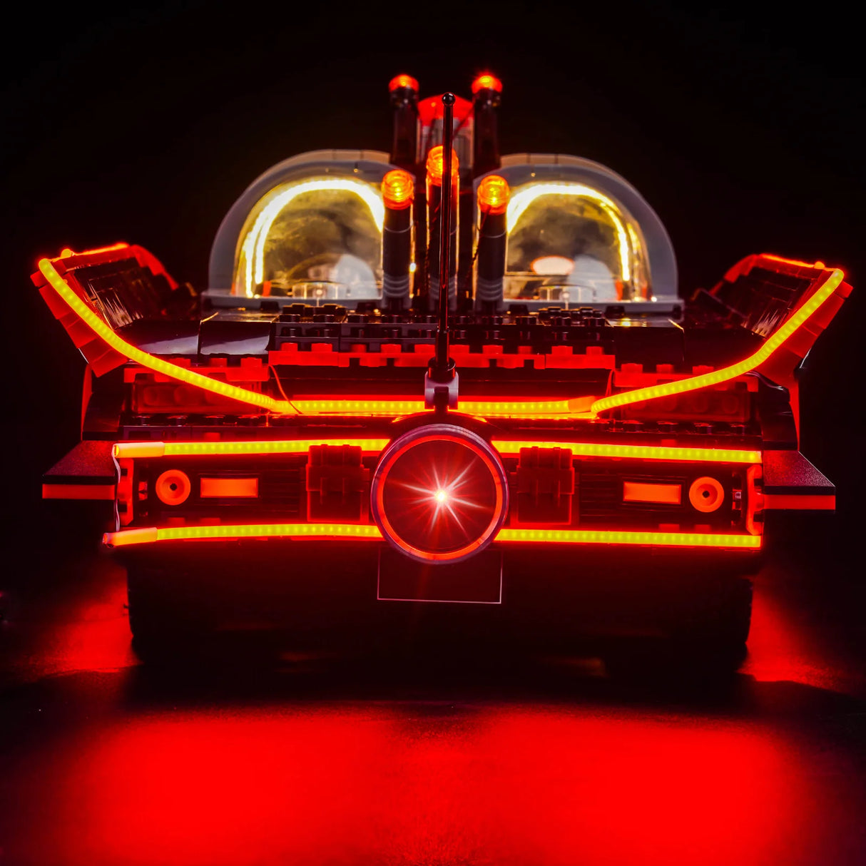 Modellauto mit roter LED Beleuchtung vor schwarzem Hintergrund