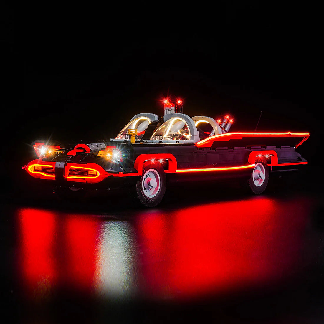 Beleuchtetes Modellauto Batmobil vor schwarzem Hintergrund