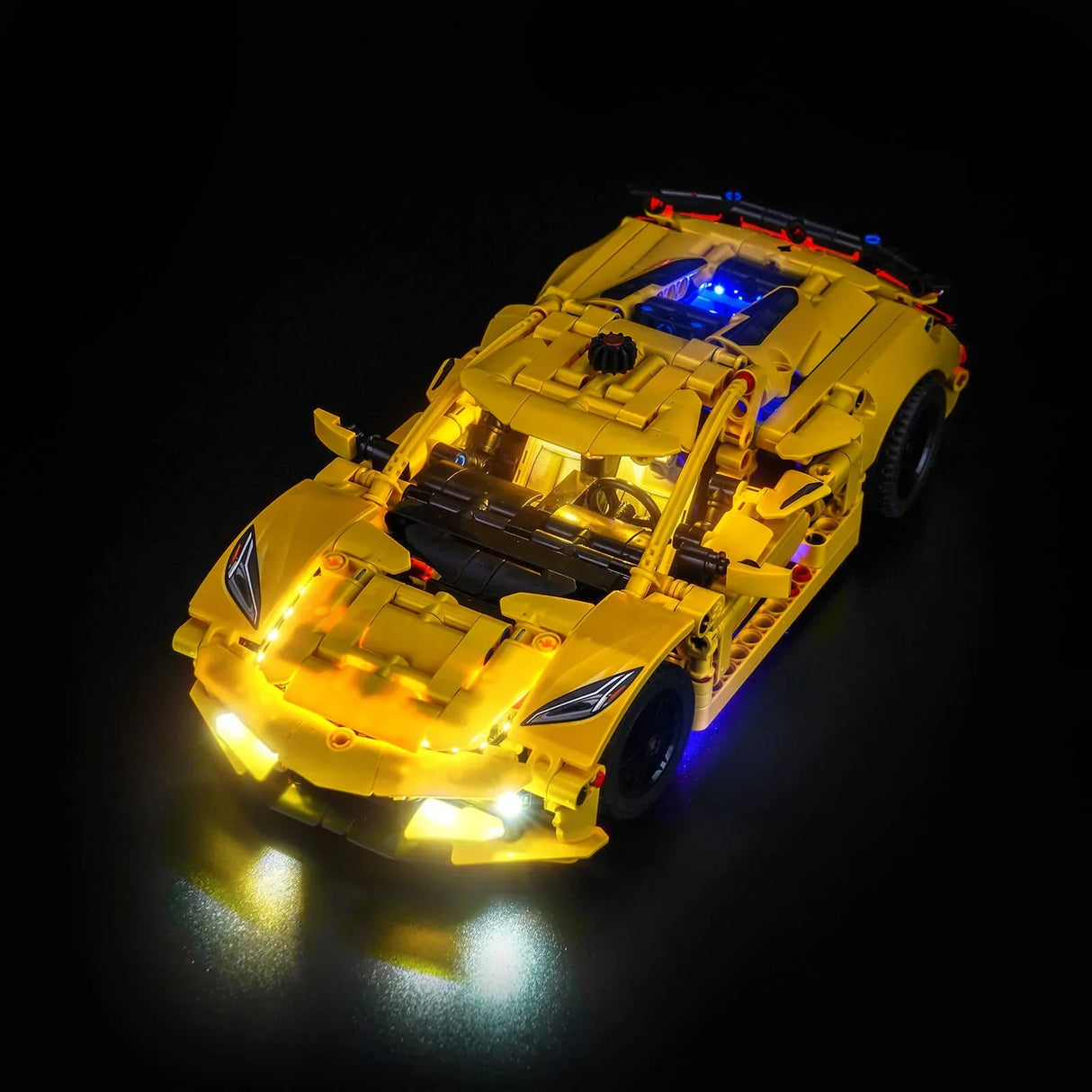 Gelbes Spielzeugauto mit leuchtenden Scheinwerfern und blauen Lichtern im Innenraum