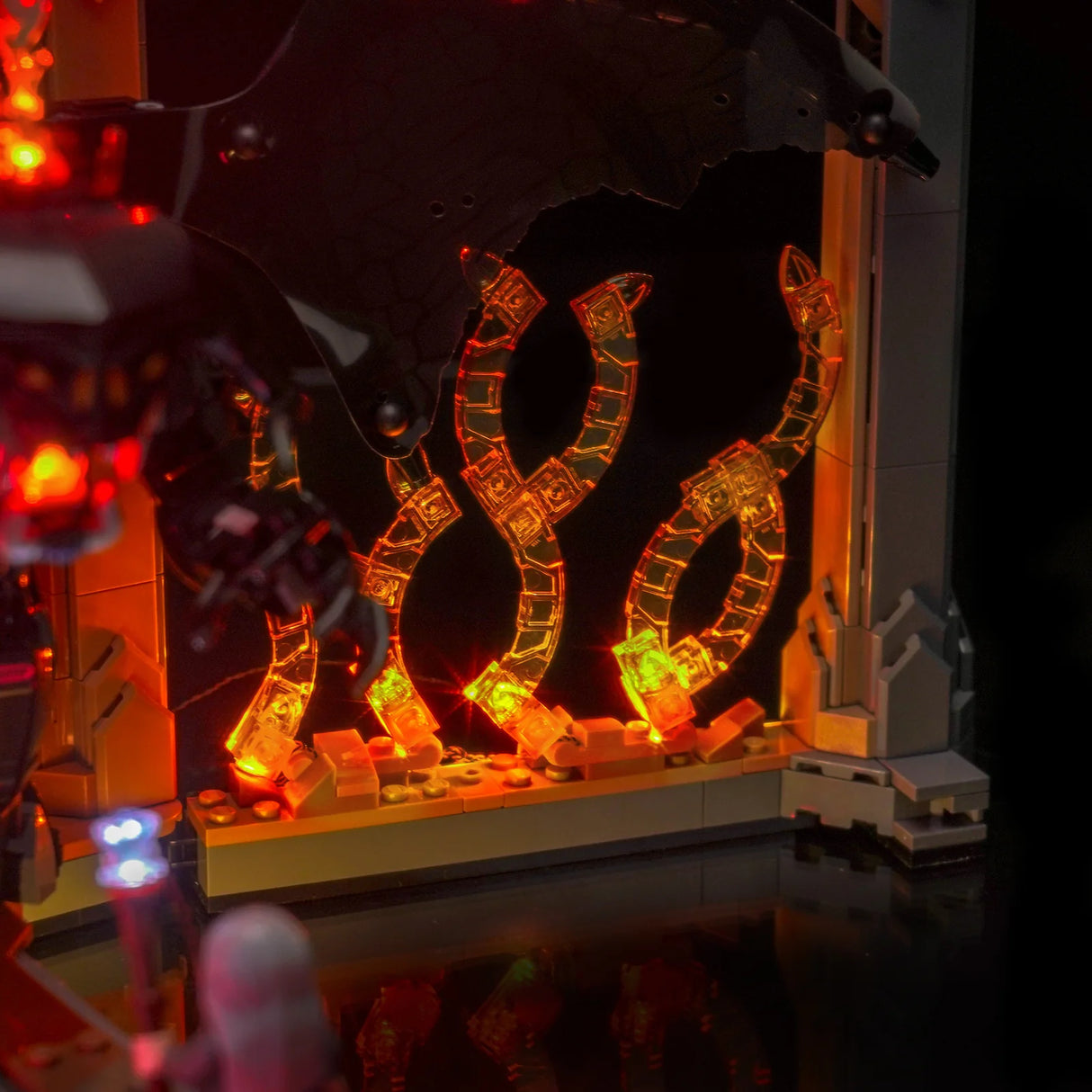 Nahaufnahme eines leuchtenden Lego-Feuers mit roten und gelben Flammen