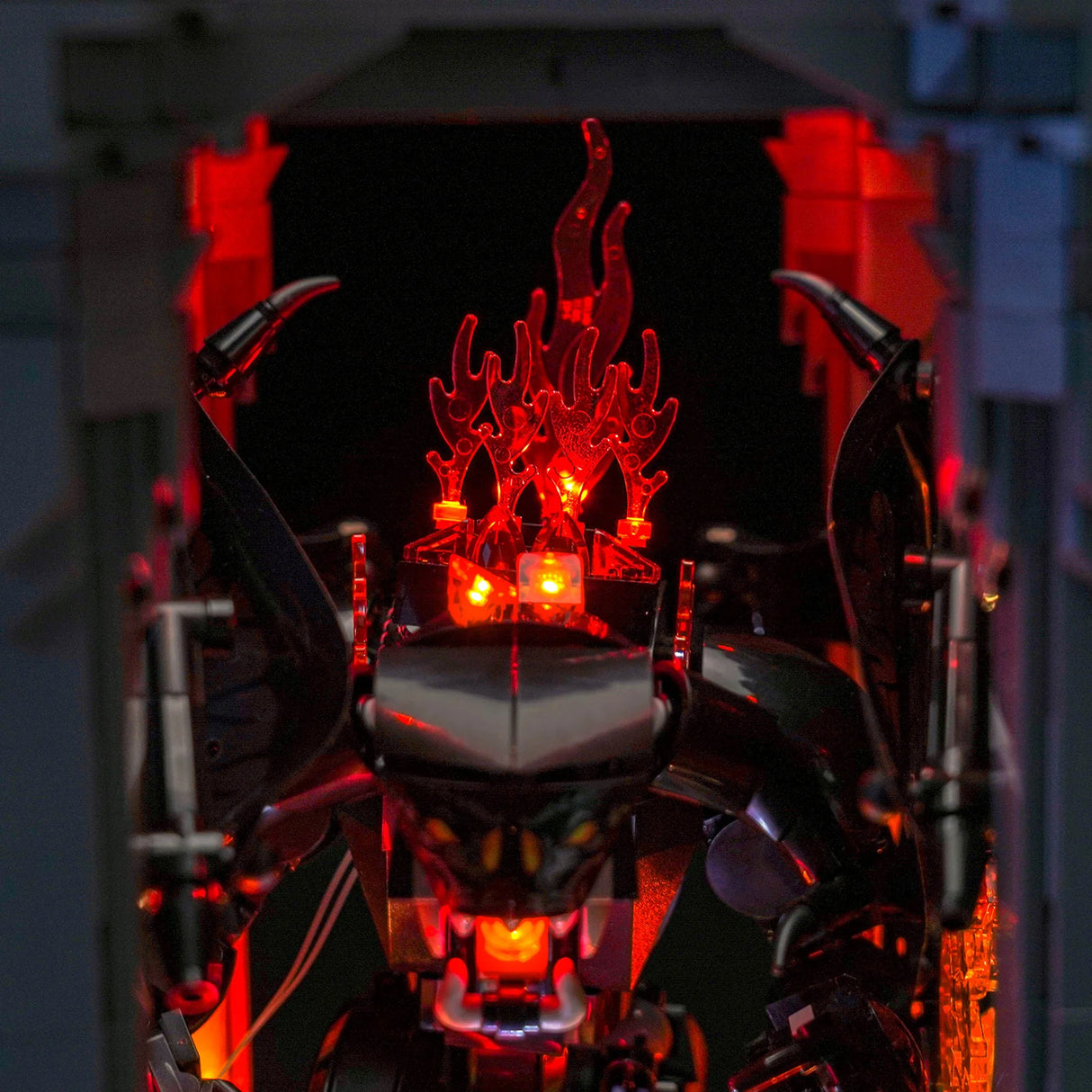 Nahaufnahme eines schwarzen Roboters mit roten LED-Lichtern, die Flammen ähneln