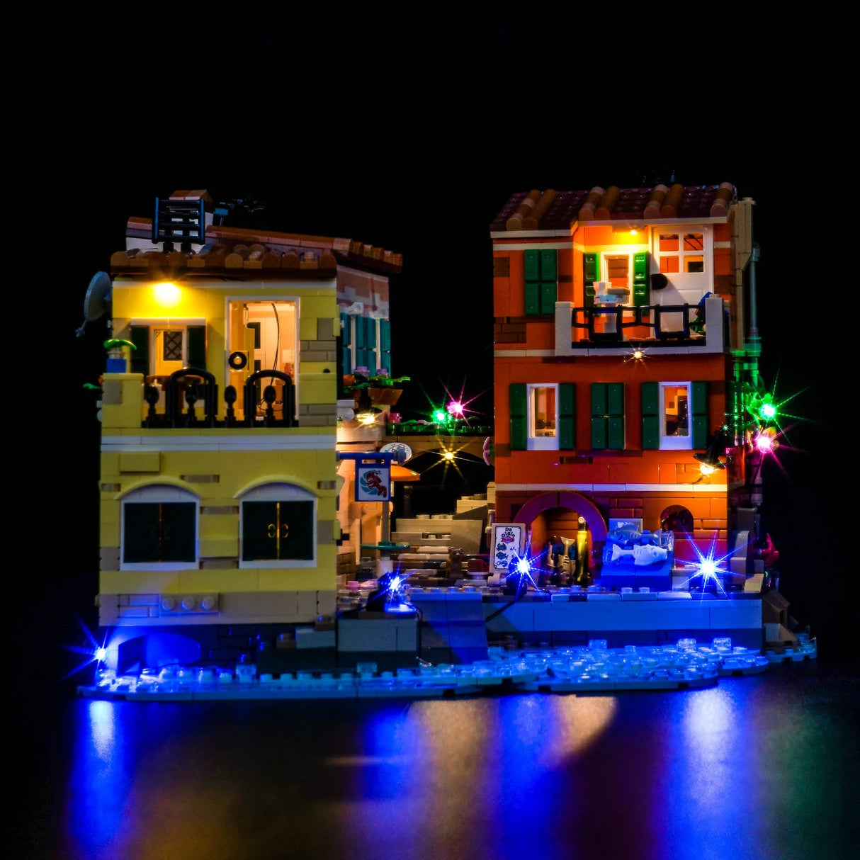 Beleuchtetes Lego-Set der venezianischen Stadthäuser bei Nacht