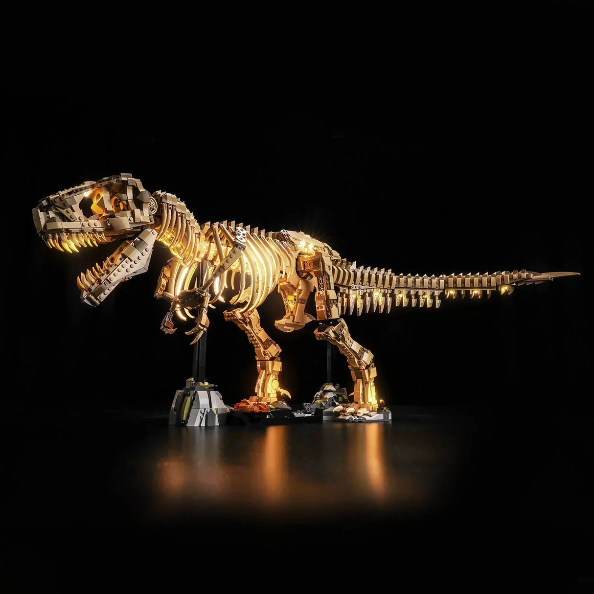 Leuchtendes LEGO T-Rex Skelett auf schwarzem Hintergrund