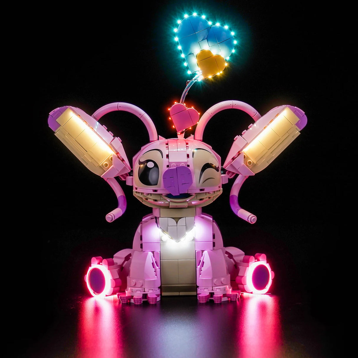 Lego Stitch Figur mit leuchtenden Herzen und Ohren