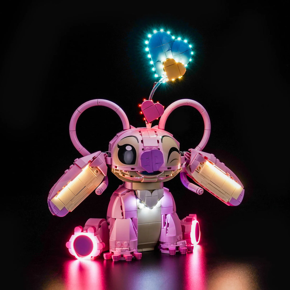 Ein leuchtendes rosa Lego-Modell von Angel mit einem blauen und gelben Herzballon