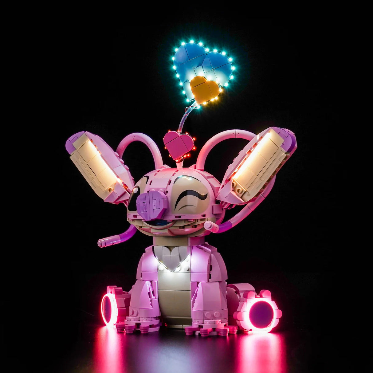 Lego Stitch Figur mit Lichtern in Ohren, Brust und Herzen über dem Kopf