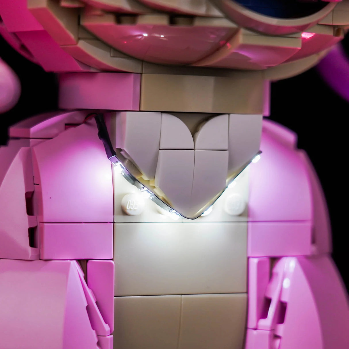 Nahaufnahme eines pinkfarbenen Lego-Modells mit leuchtenden weißen Lichtern