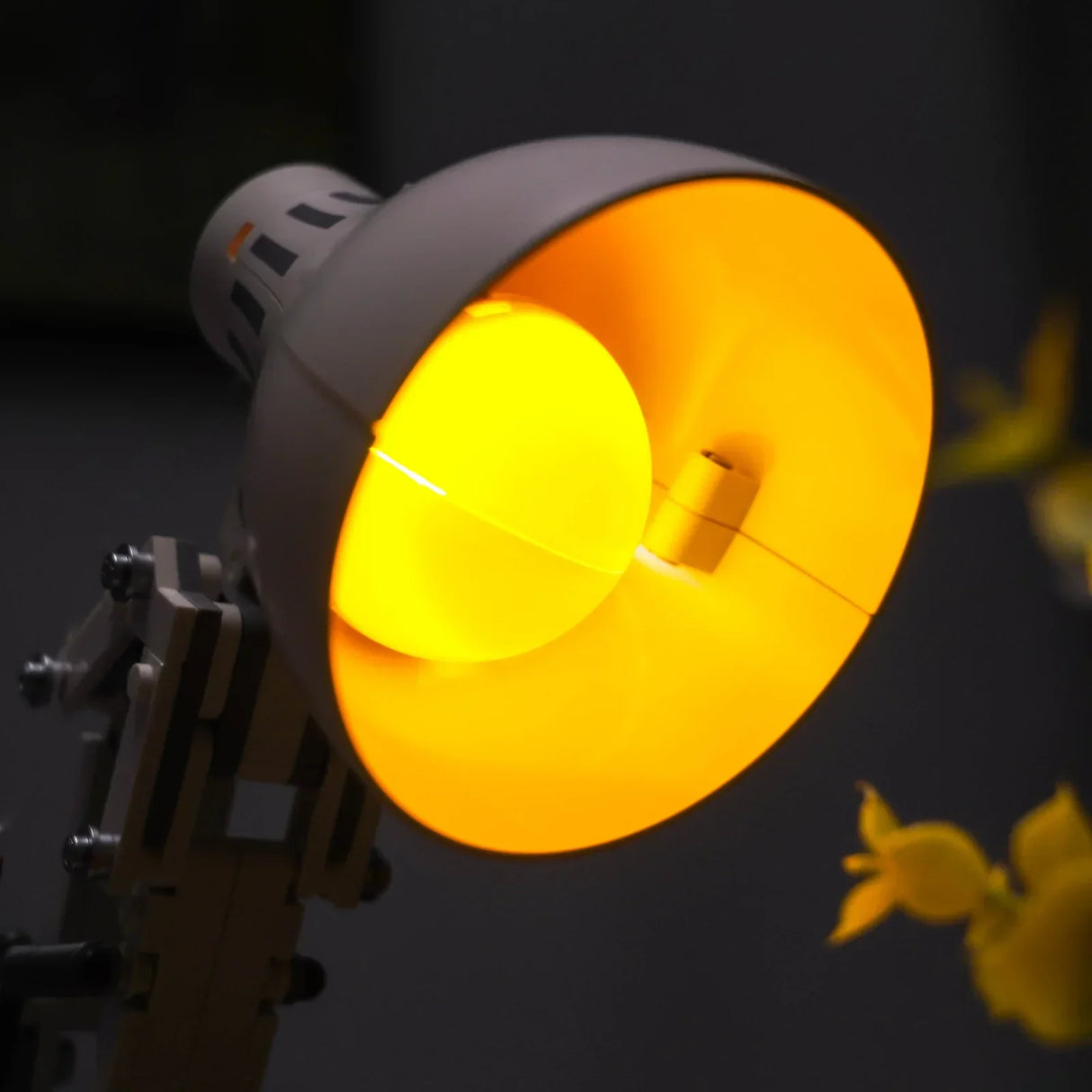 Nahaufnahme einer Schreibtischlampe mit leuchtend gelbem Licht