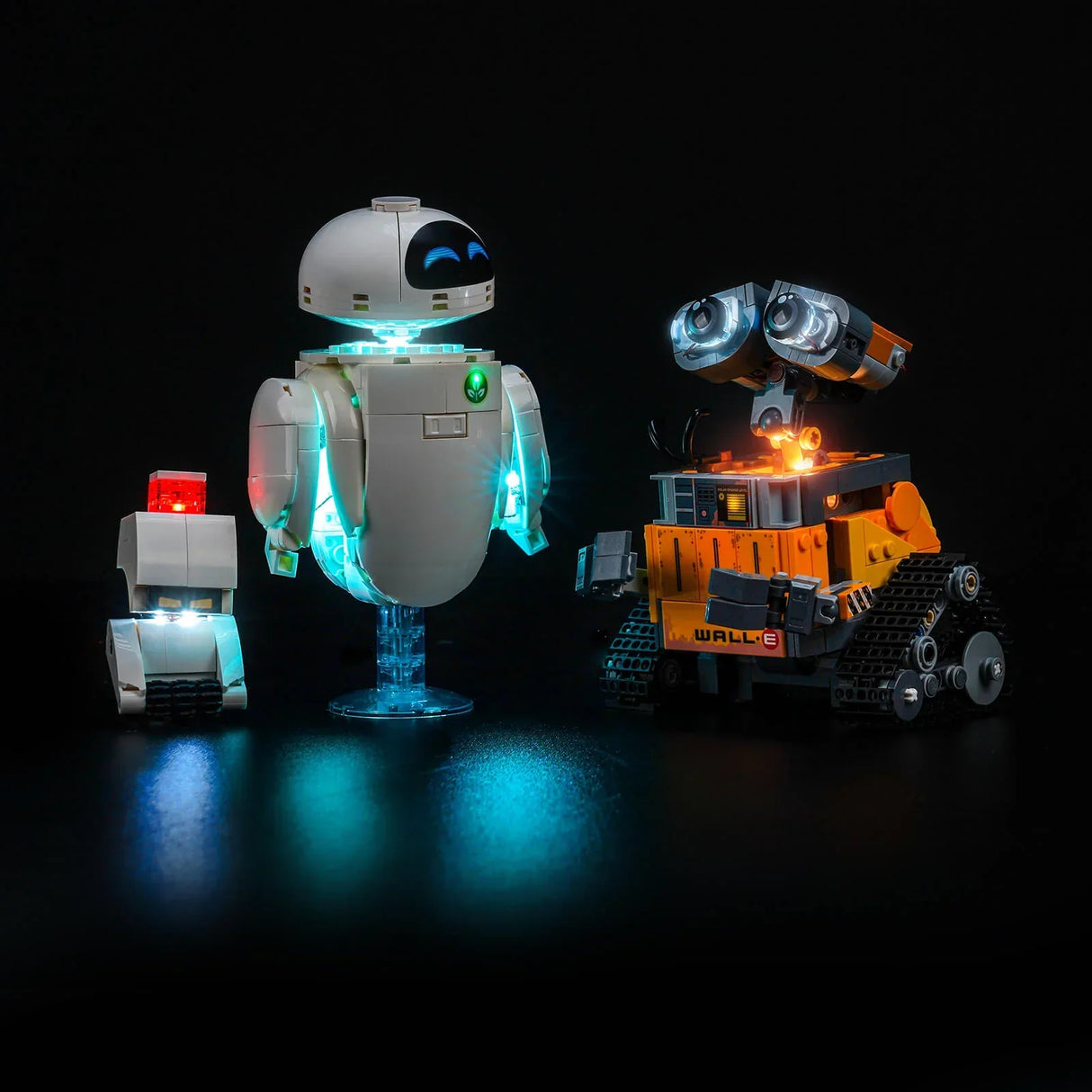 Drei leuchtende Roboterfiguren auf schwarzem Hintergrund