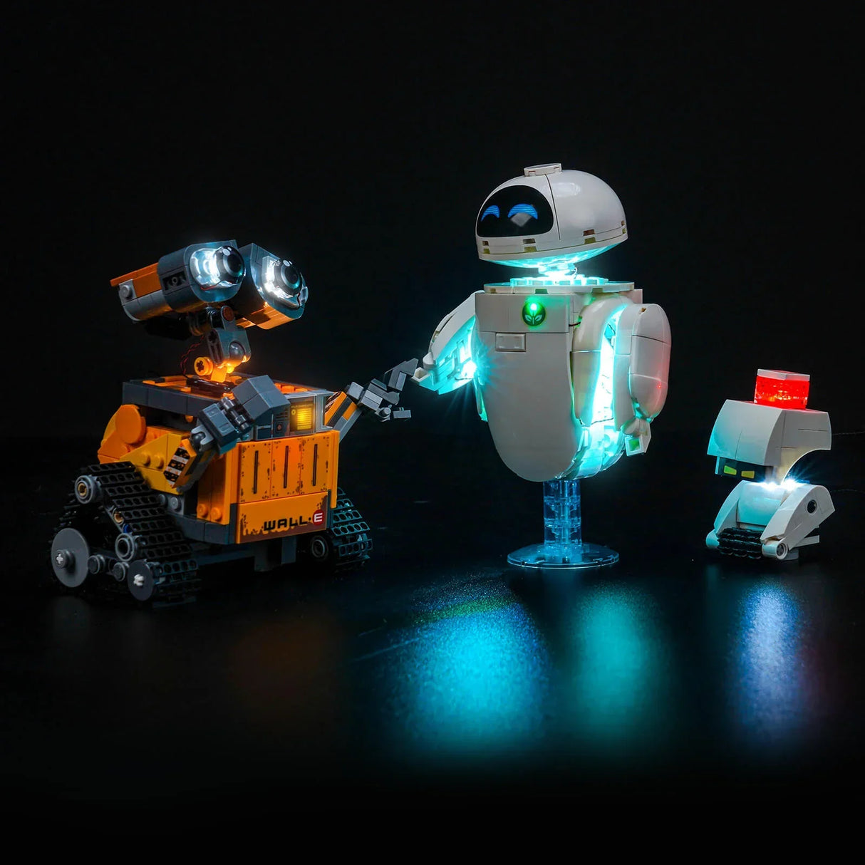 Drei leuchtende Roboterfiguren auf schwarzem Hintergrund