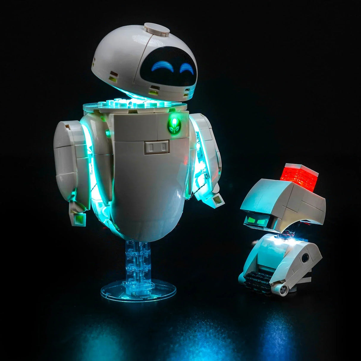 Zwei leuchtende Roboterfiguren auf schwarzem Hintergrund