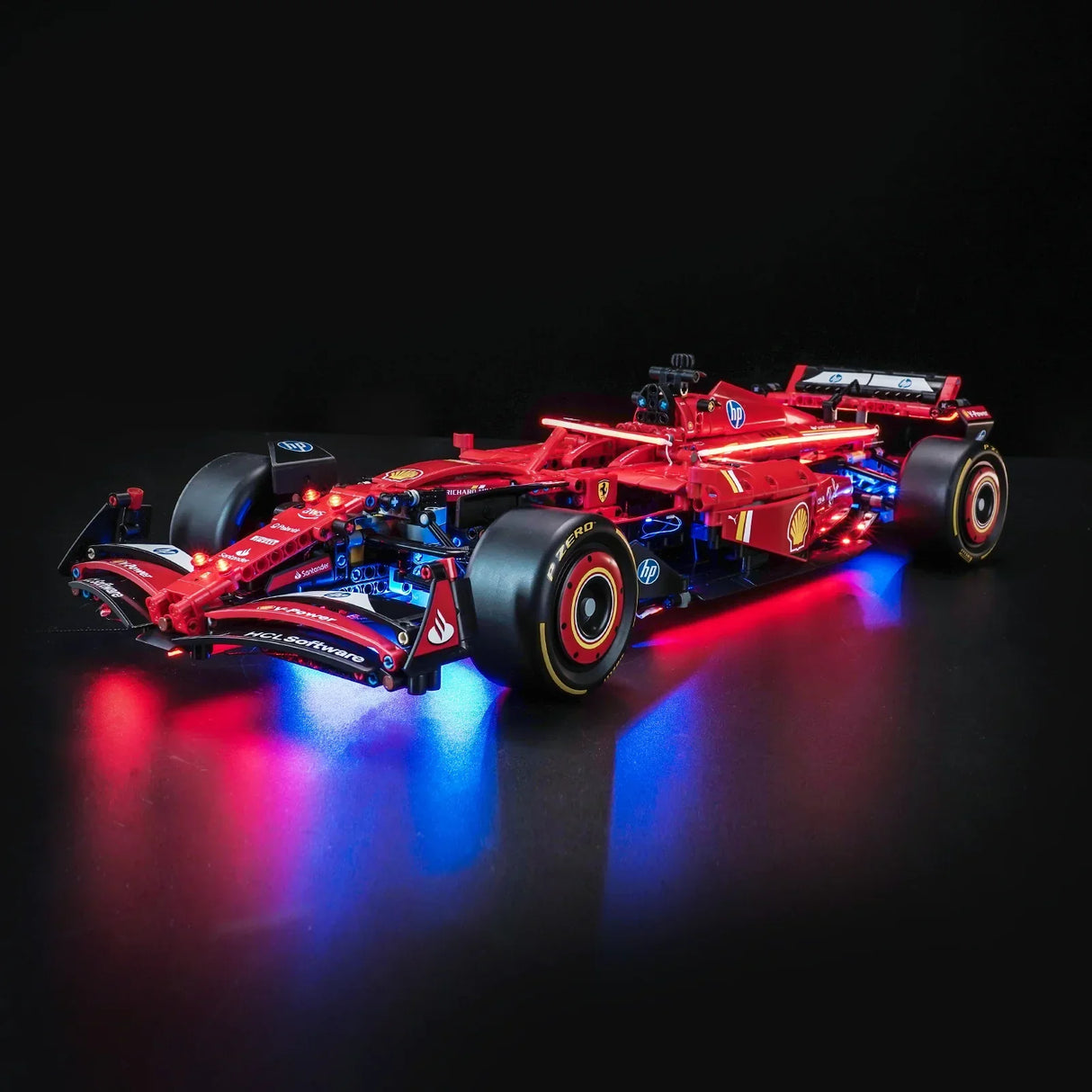 Roter Formel-1-Rennwagen mit leuchtenden roten und blauen Lichtern auf schwarzem Hintergrund