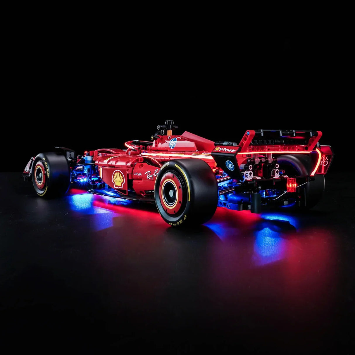 Roter Formel-1-Rennwagen mit blauer und roter Unterbodenbeleuchtung auf schwarzem Hintergrund