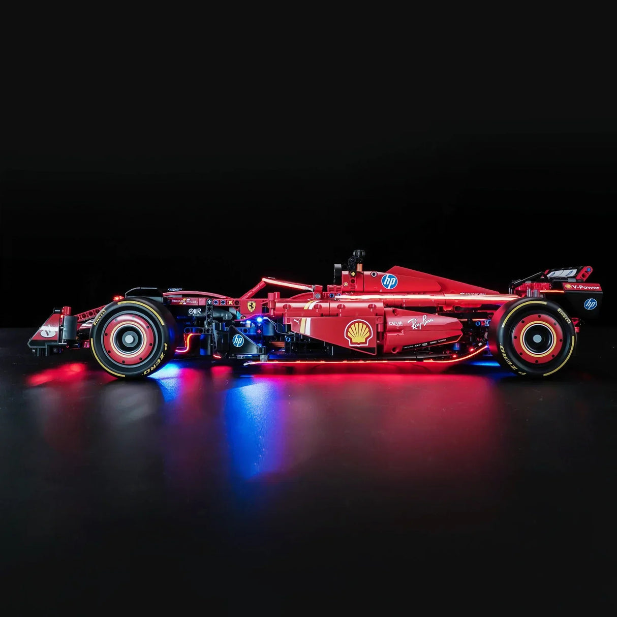 Roter Formel-1-Rennwagen mit leuchtenden roten und blauen Lichtern auf schwarzem Hintergrund