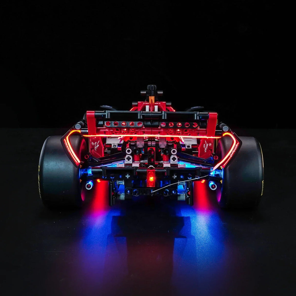 Rückansicht eines roten Formel-1-Rennwagens mit leuchtenden roten und blauen Lichtern
