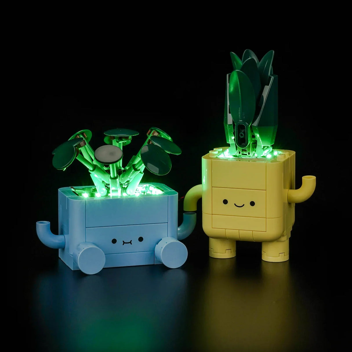 Zwei leuchtende Lego-Pflanzen in blauen und gelben Töpfen mit Gesichtern