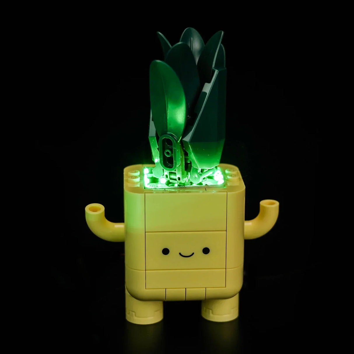 Gelbe Lego-Figur mit grünen Blättern und leuchtenden Lichtern