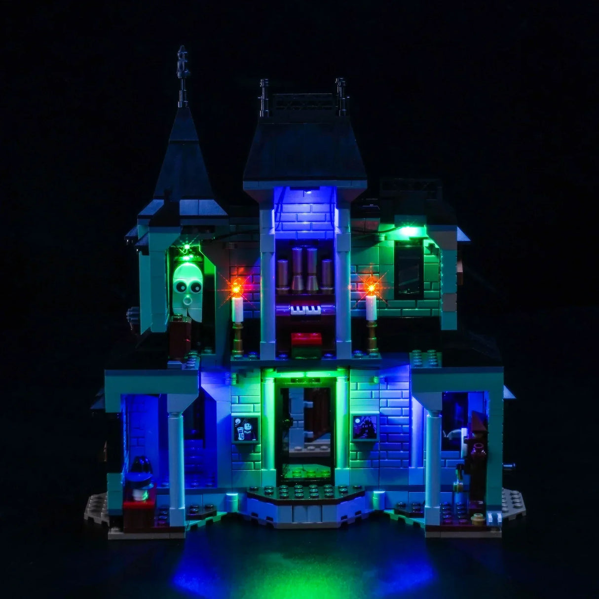 Beleuchtetes LEGO Geisterhaus mit blauen und grünen Lichtern