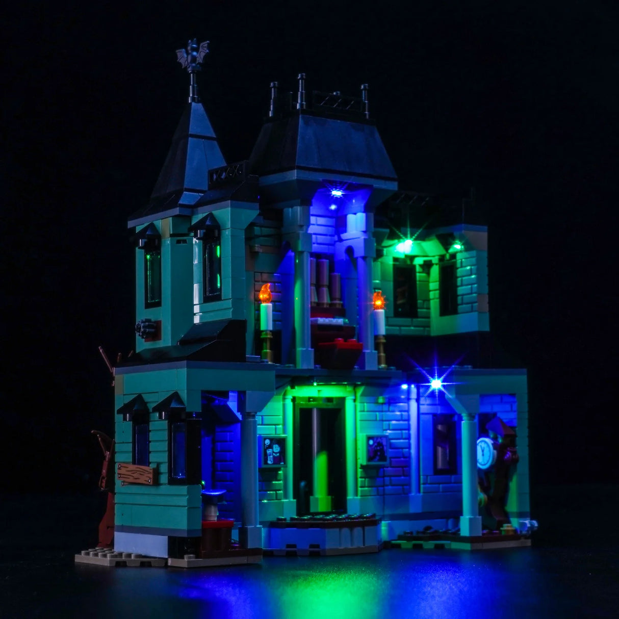 Beleuchtetes LEGO Geisterhaus mit blauen und grünen Lichtern