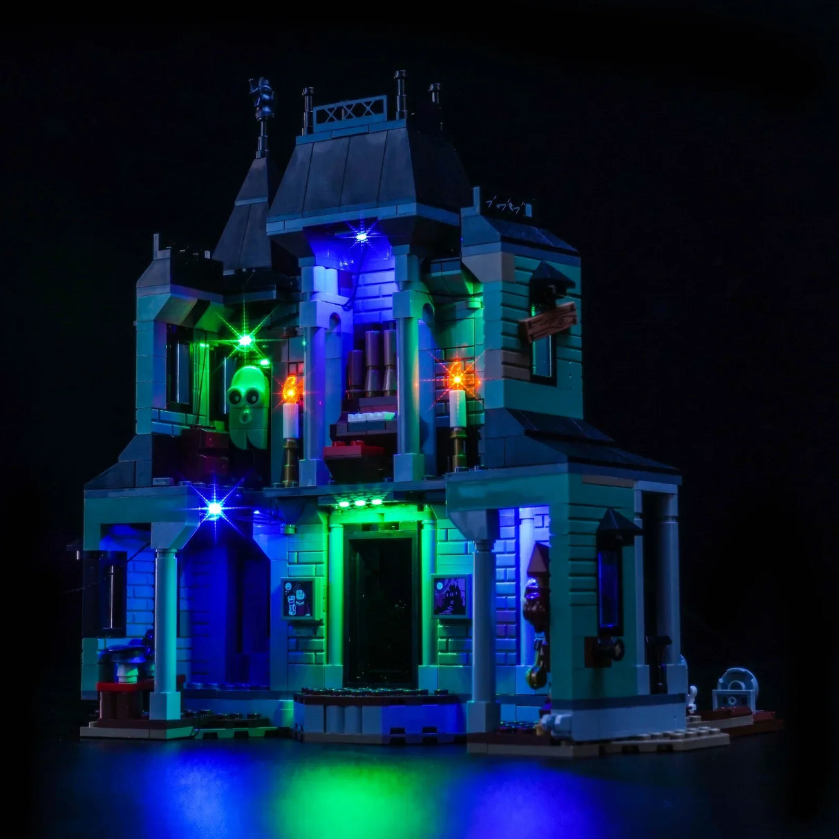Beleuchtetes LEGO Geisterhaus mit blauen und grünen Lichtern