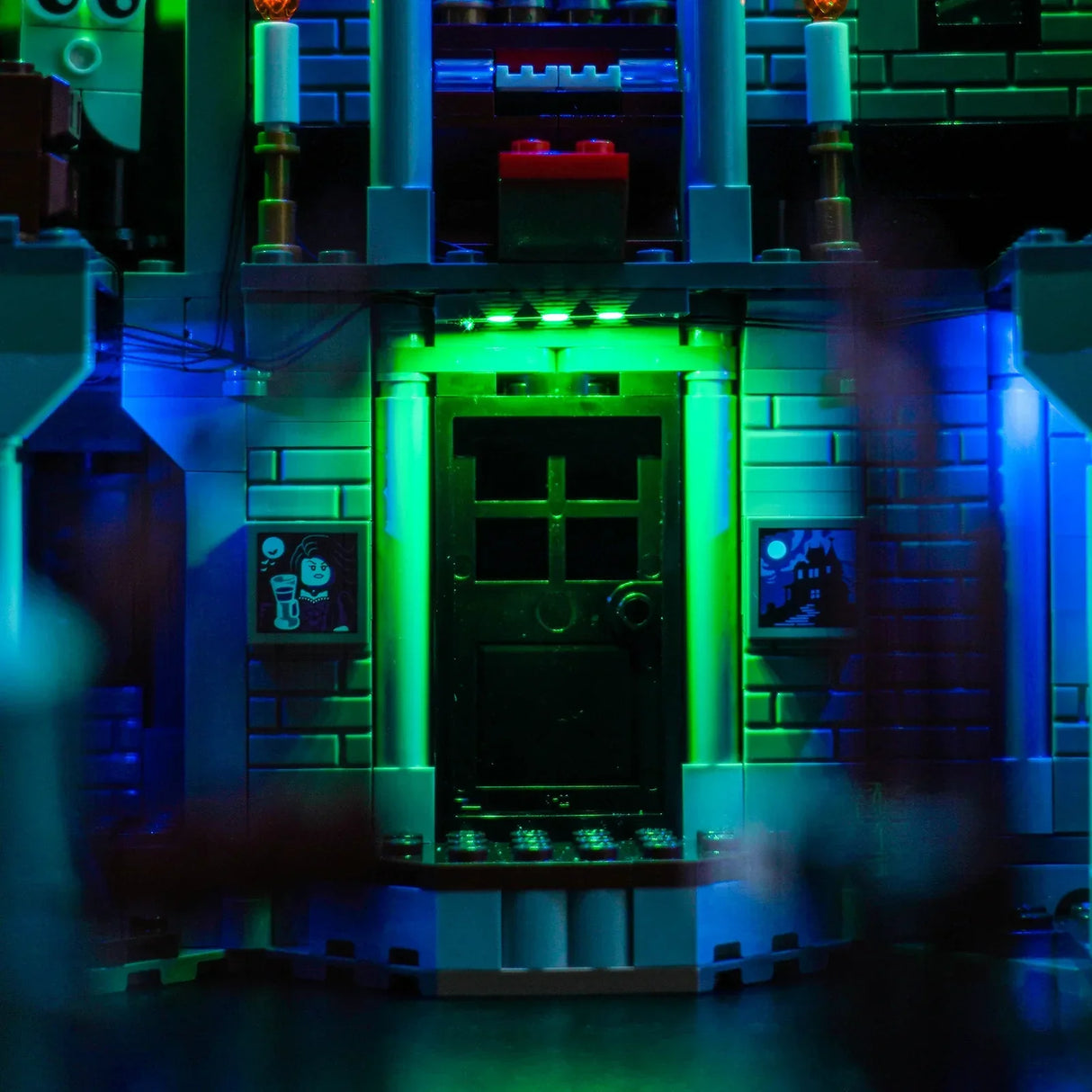 Nahaufnahme einer schwarzen Tür mit grüner Beleuchtung in einem Lego-Set