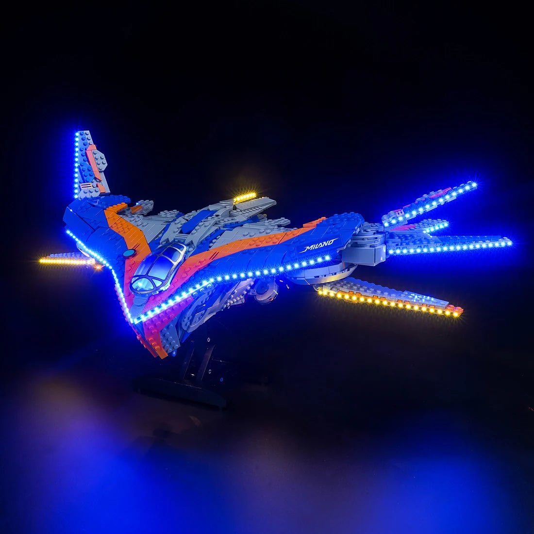 LEGO Milano Raumschiff mit blauen und gelben Lichtern im Dunkeln