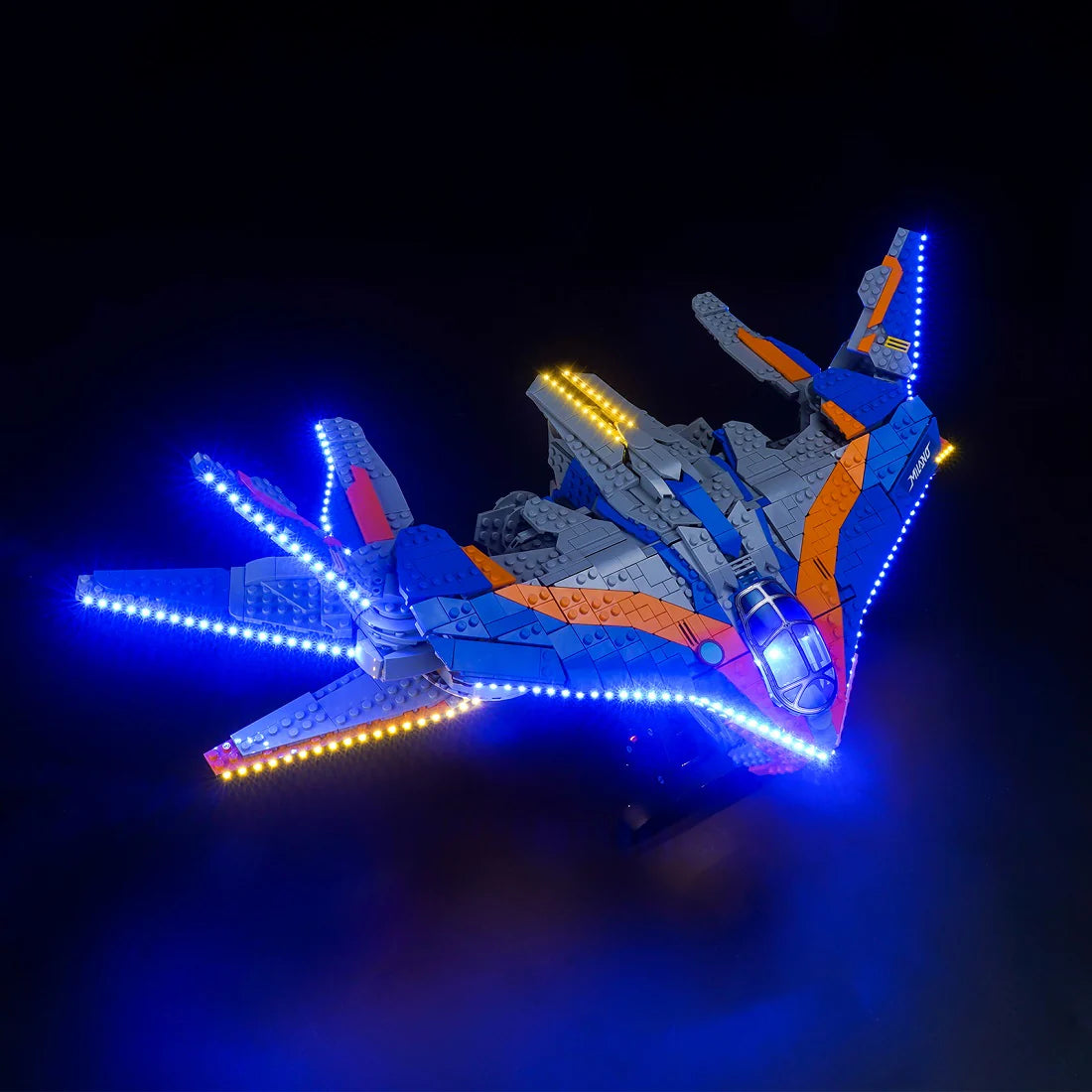 LEGO Guardians of the Galaxy Schiff mit blauen und gelben Lichtern im Dunkeln