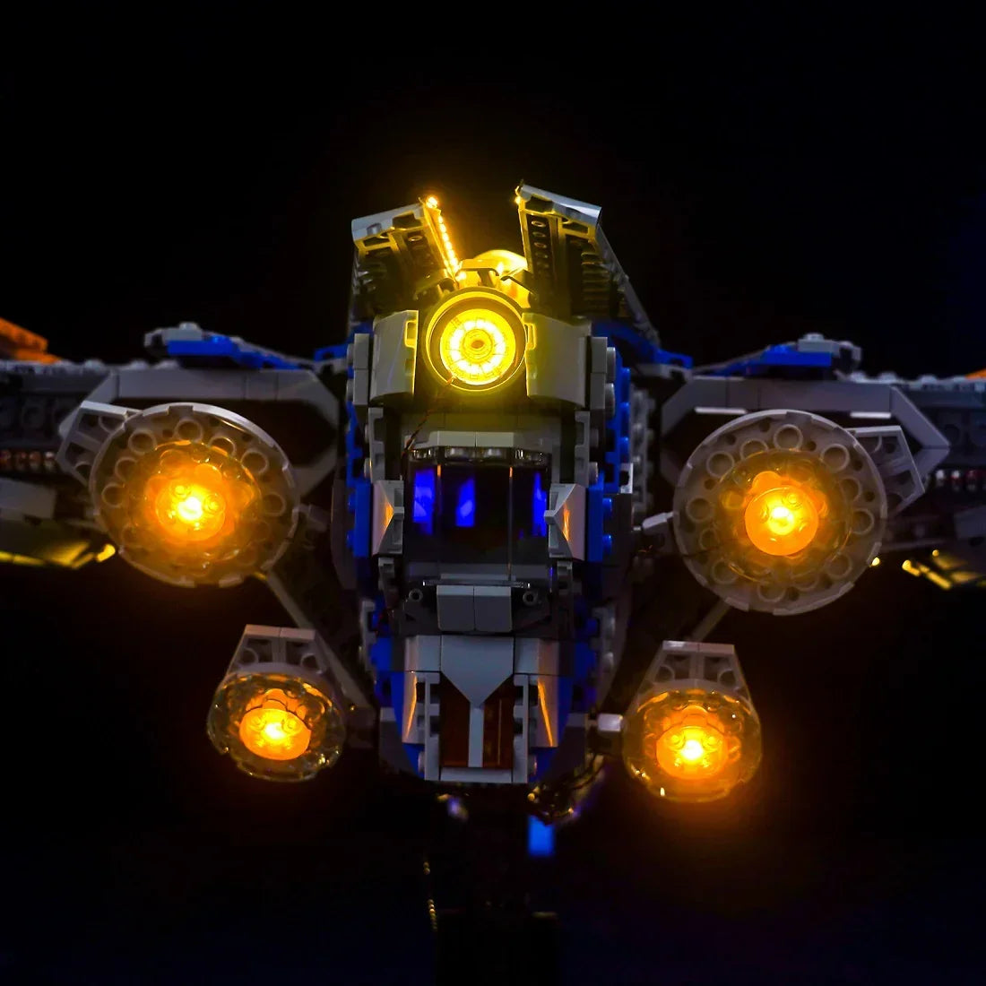 Beleuchtetes LEGO Raumschiff mit gelben und blauen Lichtern im Dunkeln