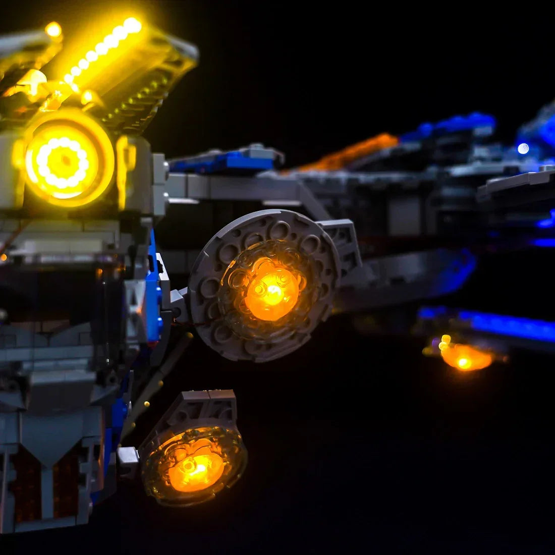 Nahaufnahme eines beleuchteten Lego-Raumschiffs mit gelben und blauen Lichtern