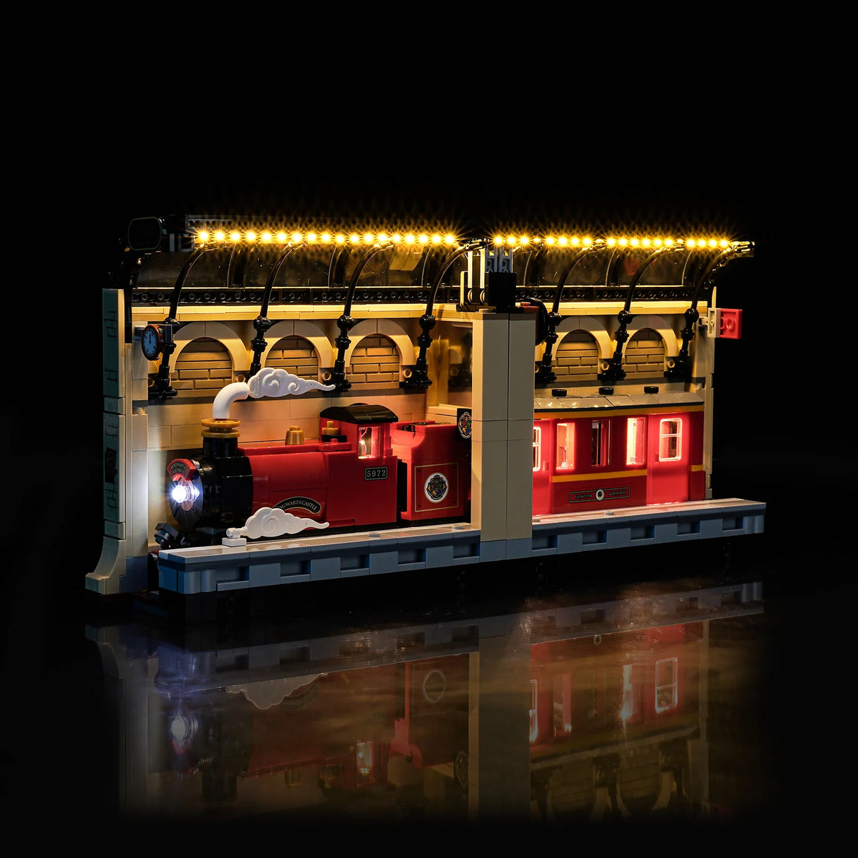 Beleuchteter Hogwarts Express Zug am Bahnhof