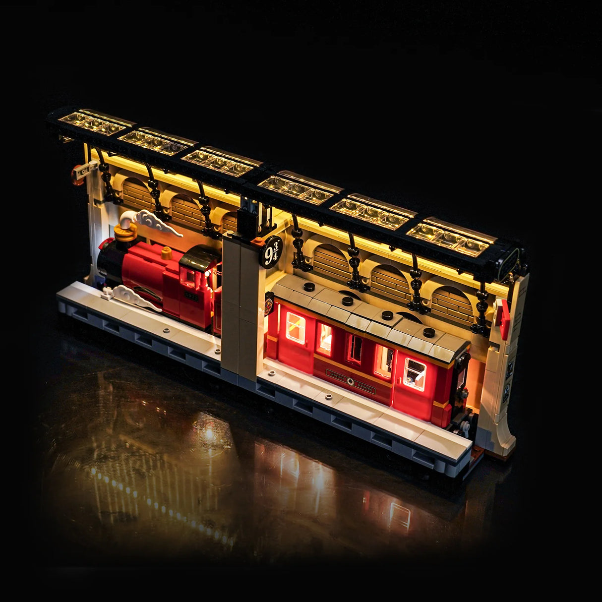 Beleuchtetes Lego-Modell des Hogwarts-Express am Bahnsteig 9 3/4