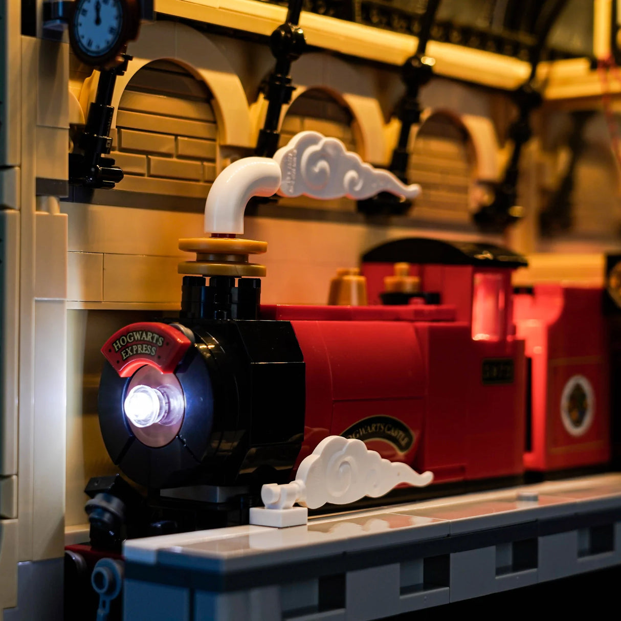 Beleuchteter Hogwarts Express Zug aus Legosteinen auf einem Bahnsteig
