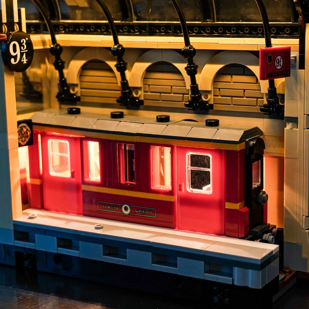Ein Lego-Modell des Hogwarts-Express-Zuges auf Gleis 9 3/4