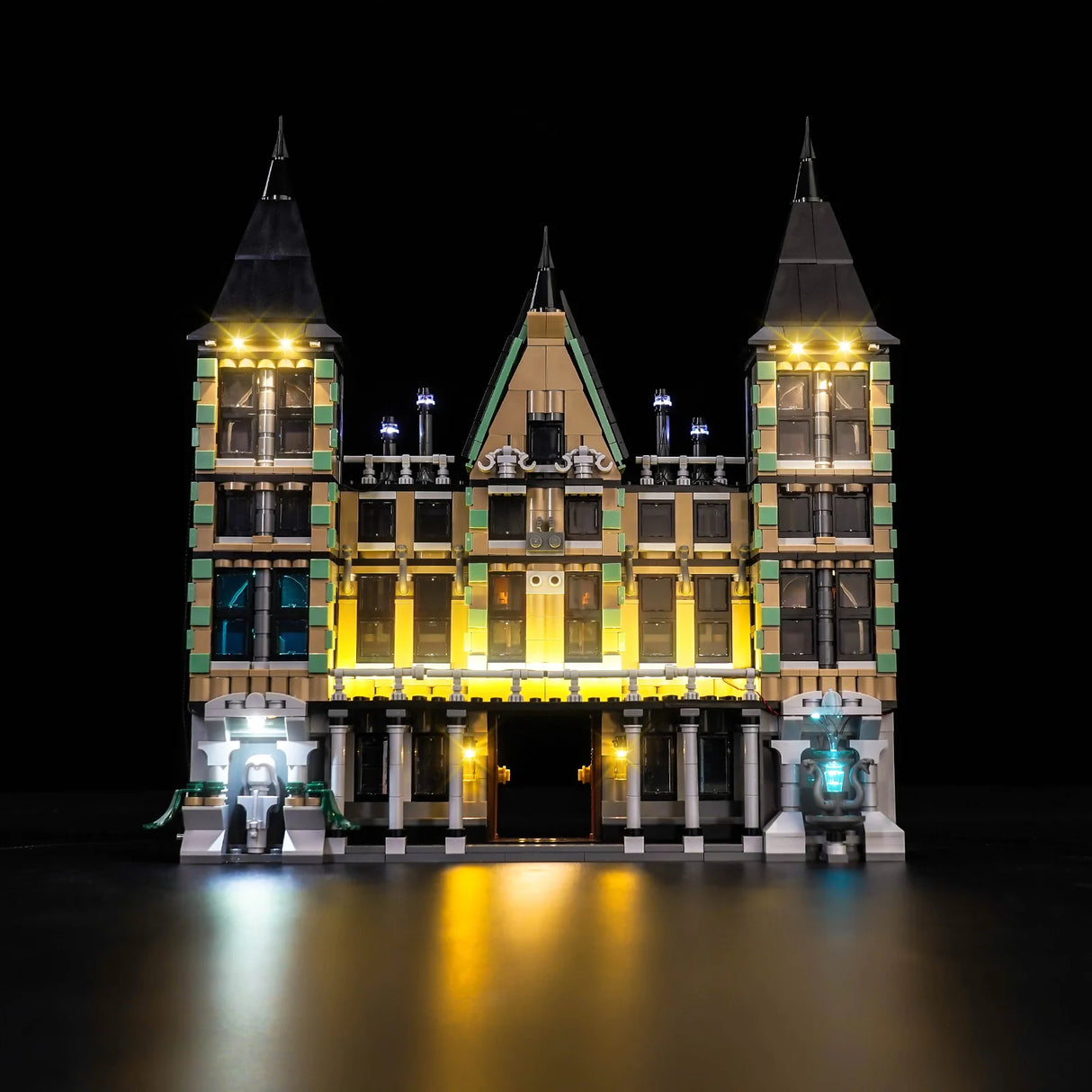 Beleuchtetes LEGO Schloss mit zwei Türmen und einem zentralen Giebel, gelbe und blaue Lichter