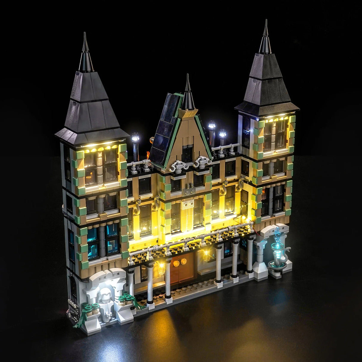 Beleuchtetes LEGO-Modell eines dreistöckigen Gebäudes mit zwei Türmen und einem Vordach