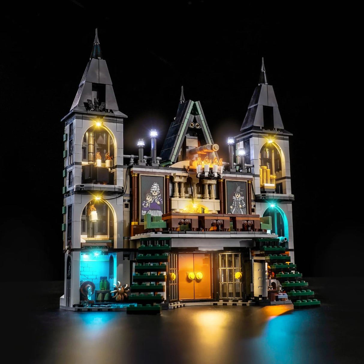 Beleuchtetes LEGO Schloss mit Türmen, Balkonen und Treppen, auf schwarzem Hintergrund