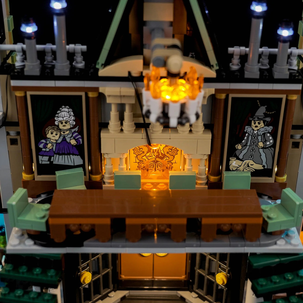Beleuchtetes LEGO-Modell eines Hauses mit Kamin, Kronleuchter, Tisch und Stühlen