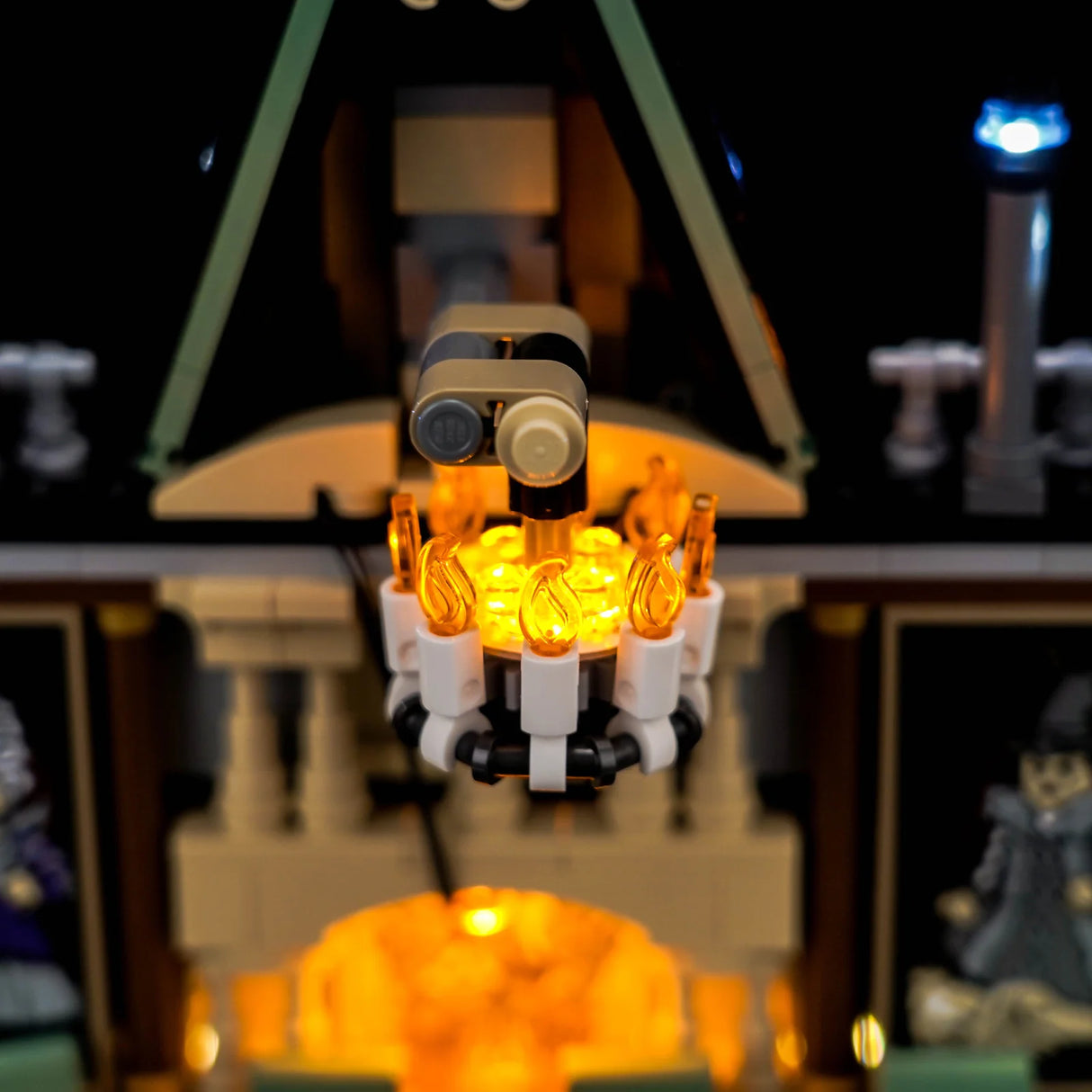 Nahaufnahme eines leuchtenden LEGO-Kronleuchters mit gelben Flammenlichtern