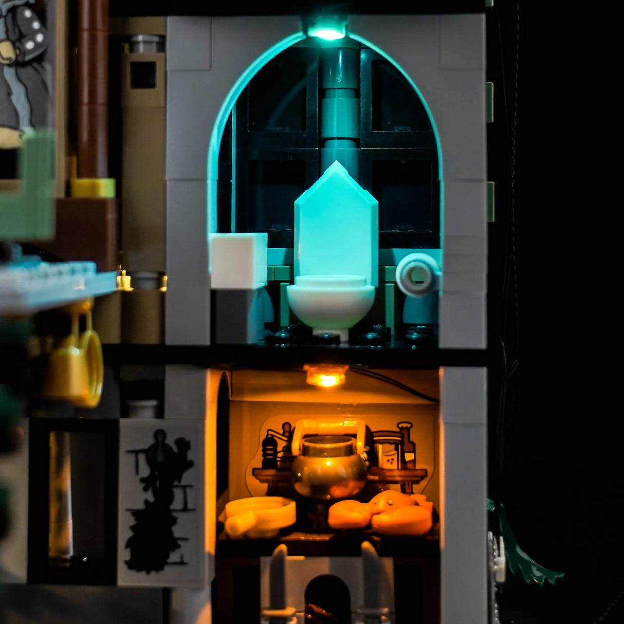 Beleuchtete Lego-Toilette und Kessel in einem dunklen Raum