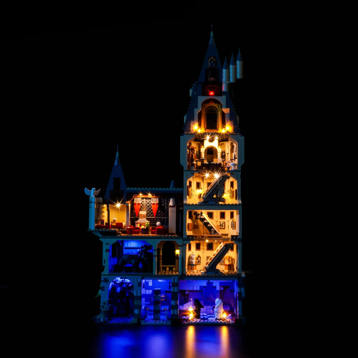 Beleuchtetes LEGO Schlossmodell in der Dunkelheit